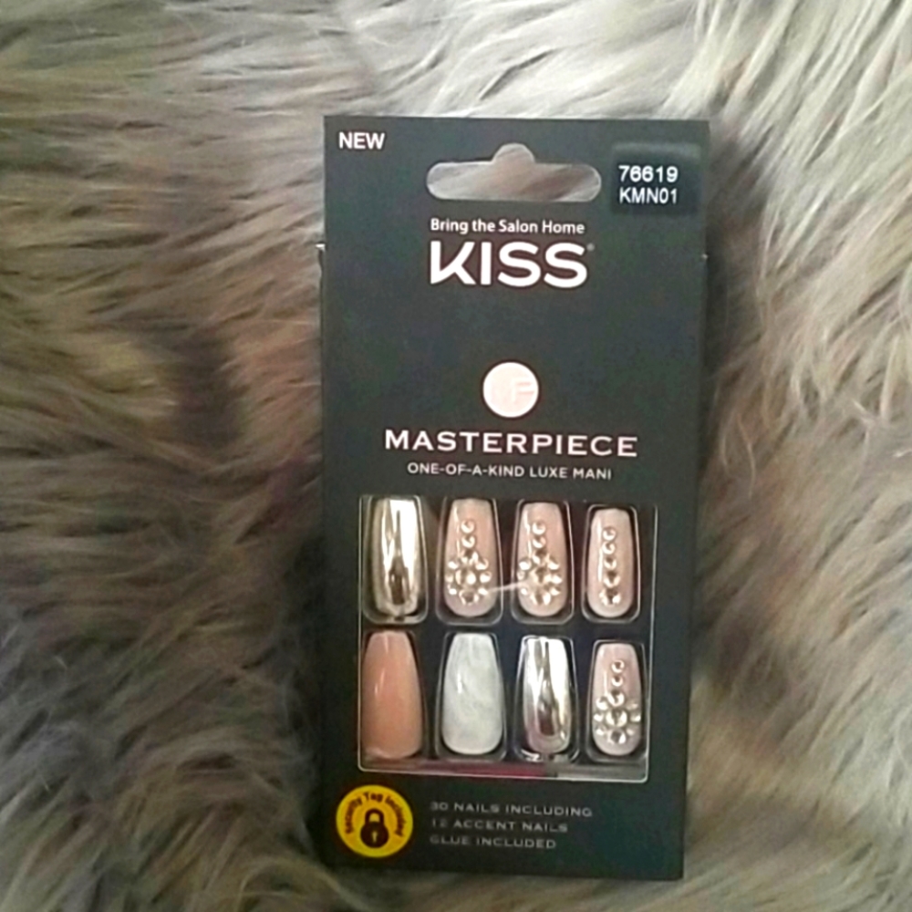 Kiss nails